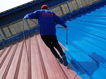 廠房彩鋼瓦經(jīng)過長時間的沉淀，會出現(xiàn)腐蝕和裂痕，因此，需要彩鋼瓦翻新，多大數(shù)人對彩鋼瓦翻新的價格比較好奇，今天小編給大家分享廠房彩鋼瓦翻新大概什么價格？